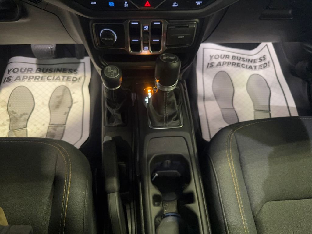 Used 2025 Jeep Wrangler Unlimited Sahara image 16