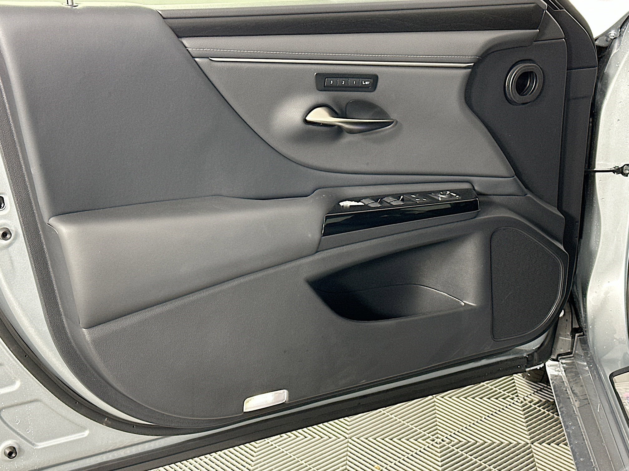 New 2025 Lexus ES 300h w/ Premium Package image 19