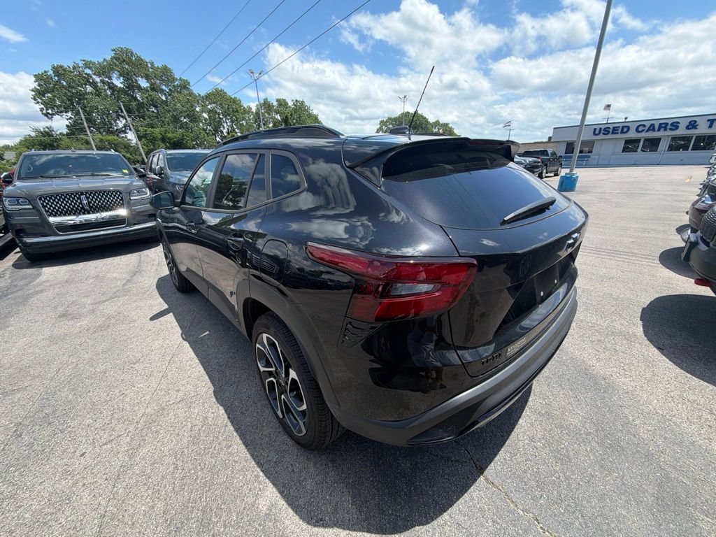 Used 2026 Chevrolet Trax RS w/ Sunroof Package FWD image 4