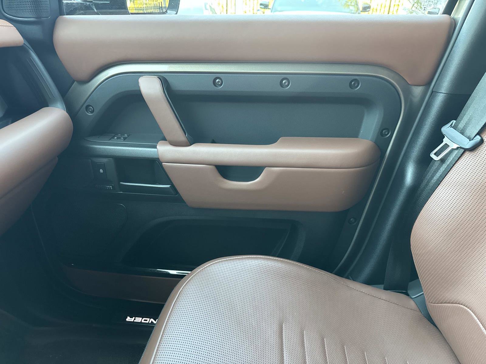 Used 2025 Land Rover Defender 110 image 23