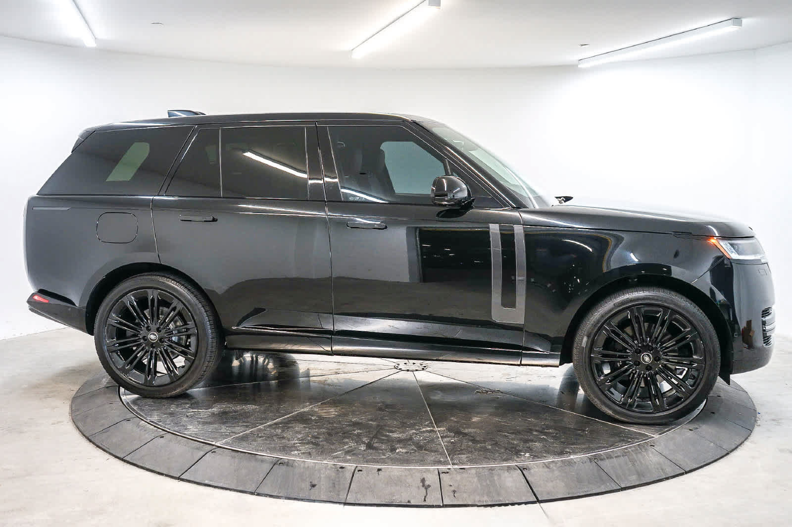 Used 2025 Land Rover Range Rover SE AWD/4WD image 8