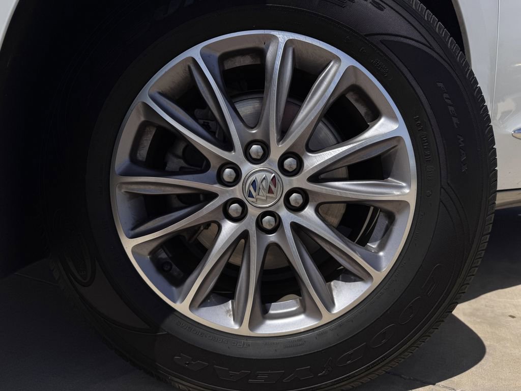 Used 2024 Buick Enclave Essence image 9