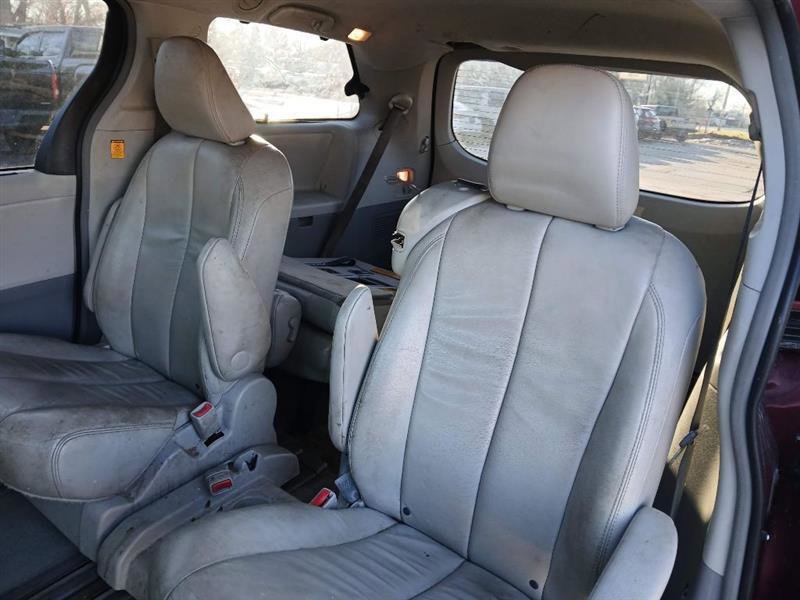 Used 2012 Toyota Sienna XLE image 11