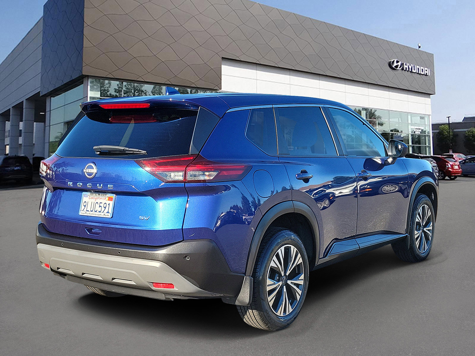 Used 2023 Nissan Rogue SV image 2
