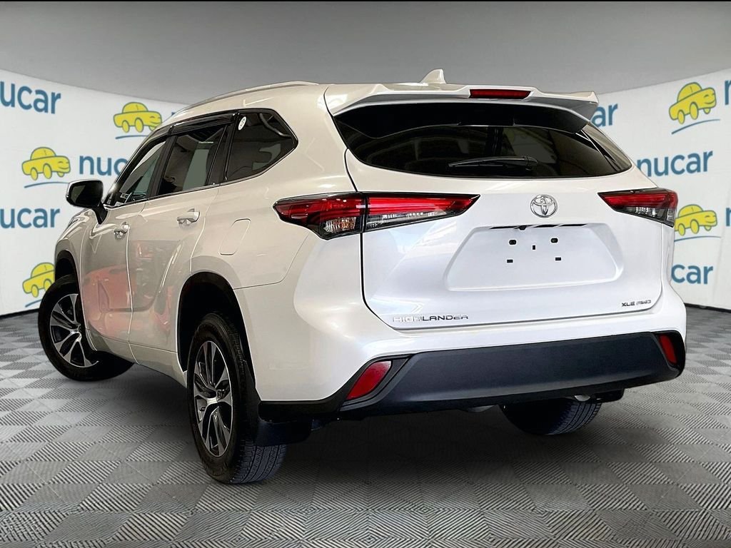 Used 2023 Toyota Highlander XLE AWD/4WD image 4