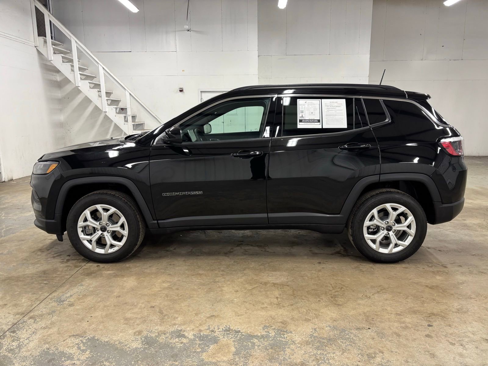 Used 2025 Jeep Compass Latitude AWD/4WD image 4