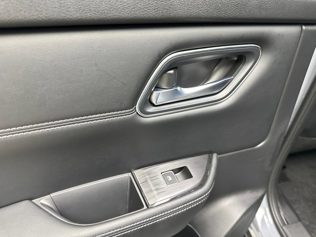 Used 2025 Nissan Rogue Platinum w/ Tech Package image 38