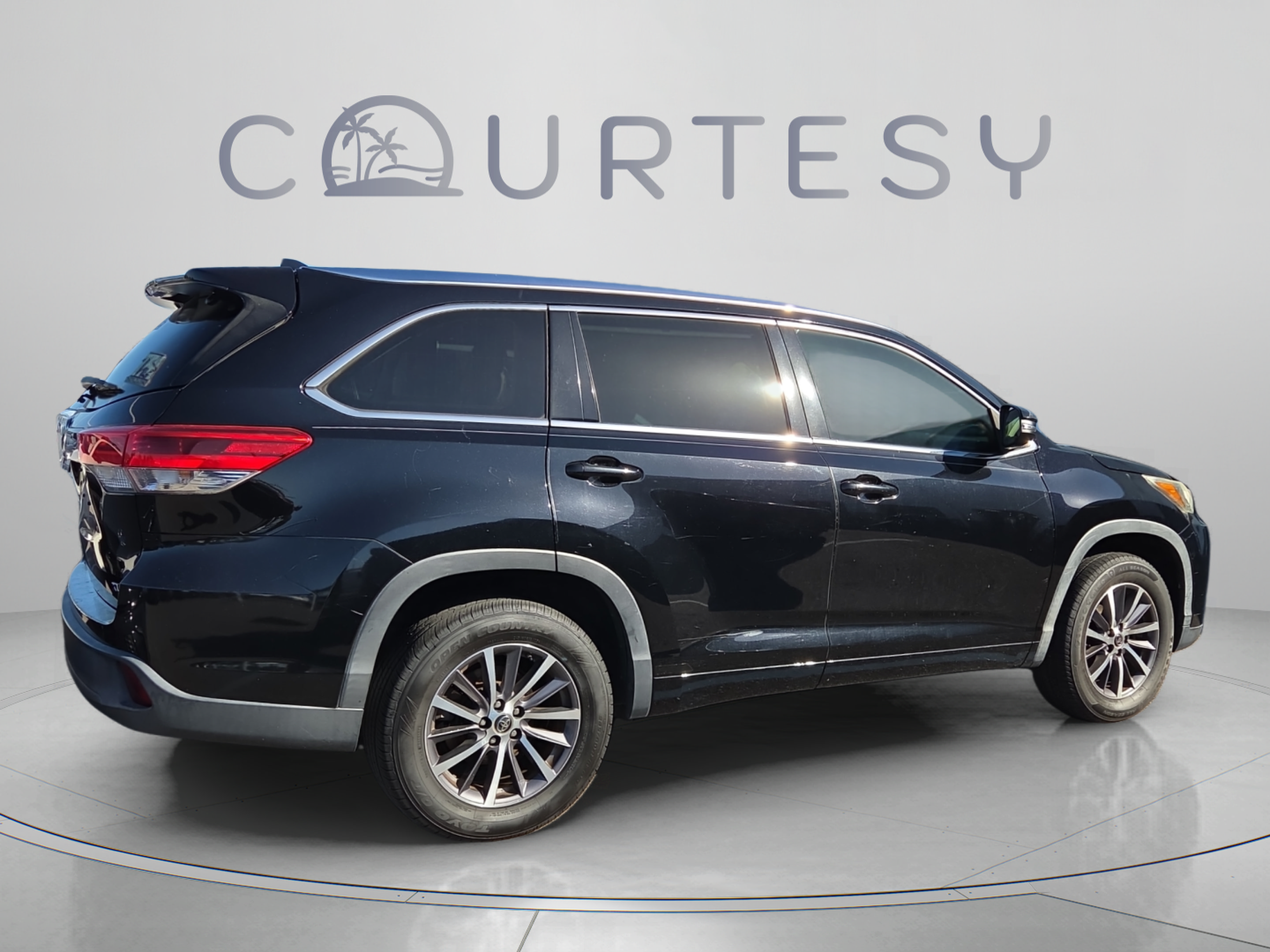 Used 2018 Toyota Highlander XLE FWD image 3