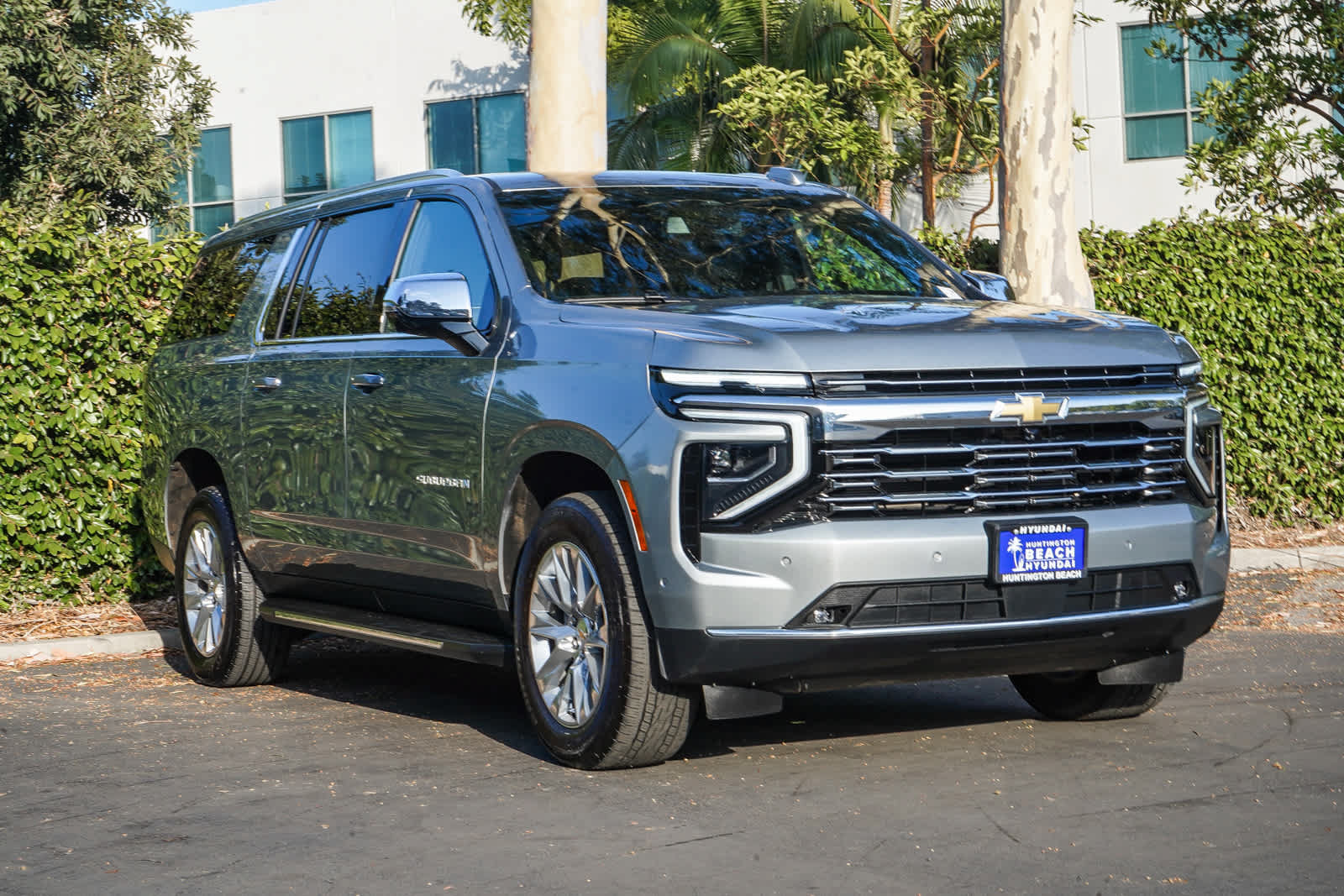 Used 2025 Chevrolet Suburban Premier AWD/4WD image 3