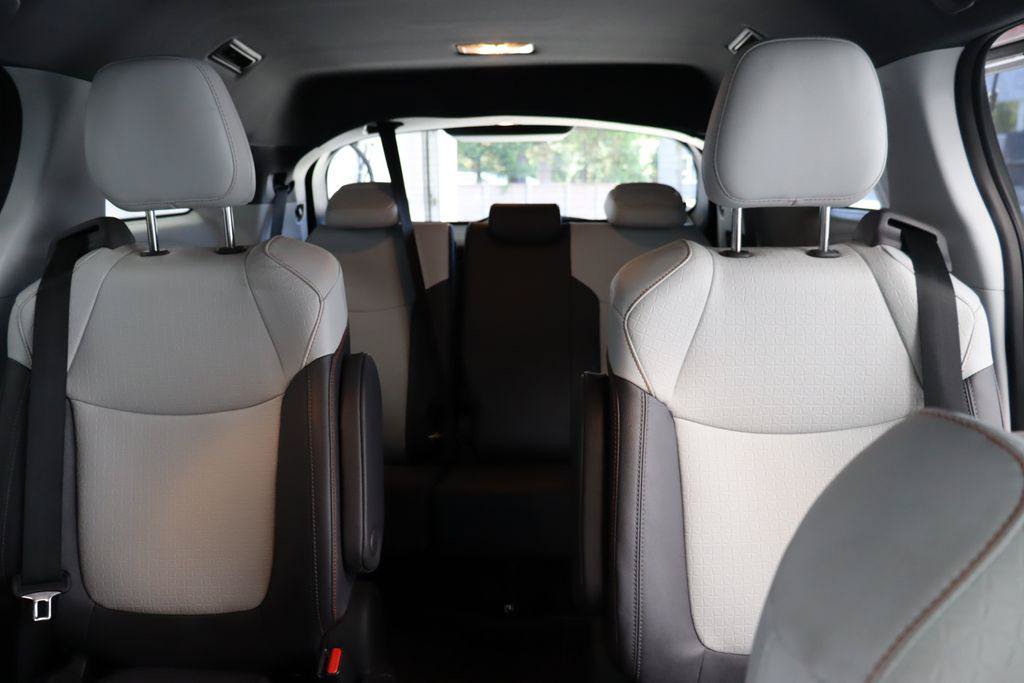 Used 2023 Toyota Sienna XSE w/ XSE Plus Package FWD image 28