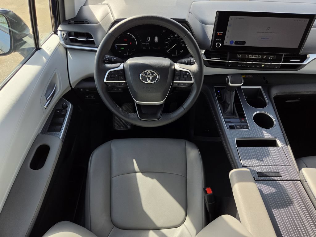 Used 2026 Toyota Sienna XLE FWD image 14