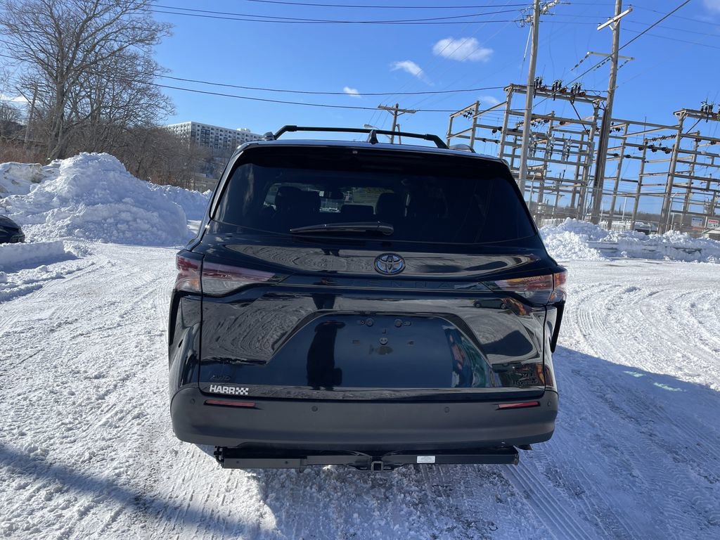 Used 2023 Toyota Sienna XLE Woodland Edition image 4