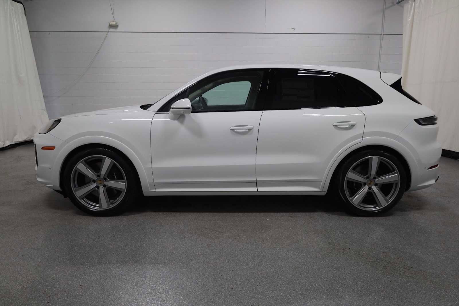 New 2025 Porsche Cayenne GTS image 2