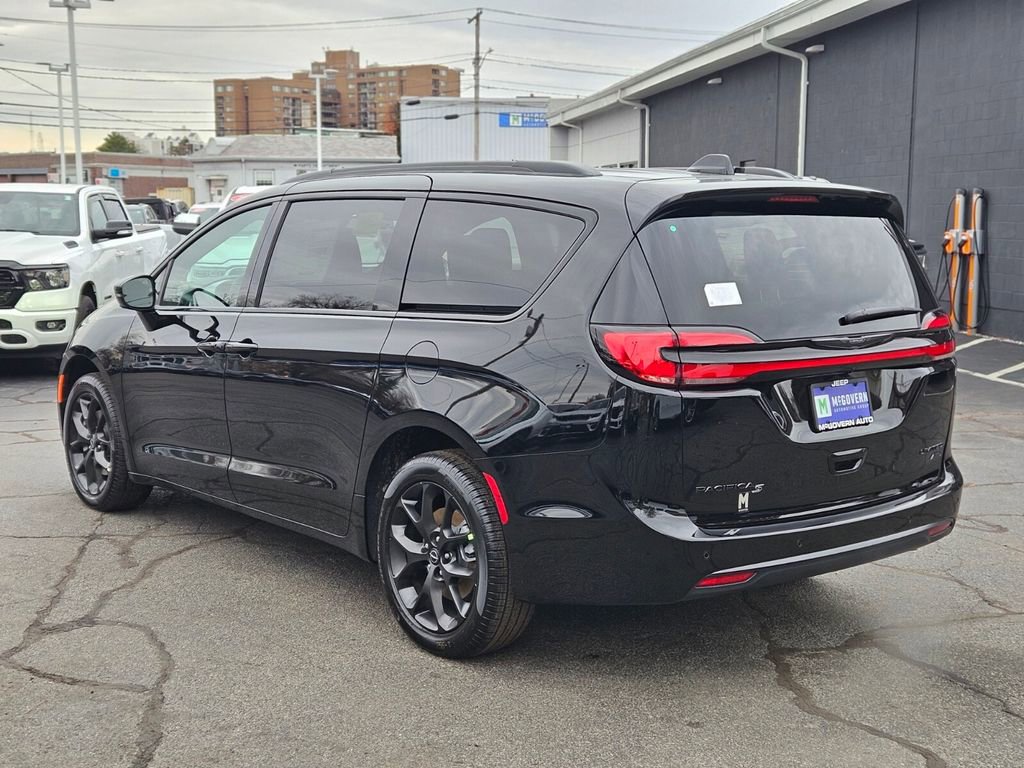 New 2026 Chrysler Pacifica Limited w/ S Appearance Package image 3