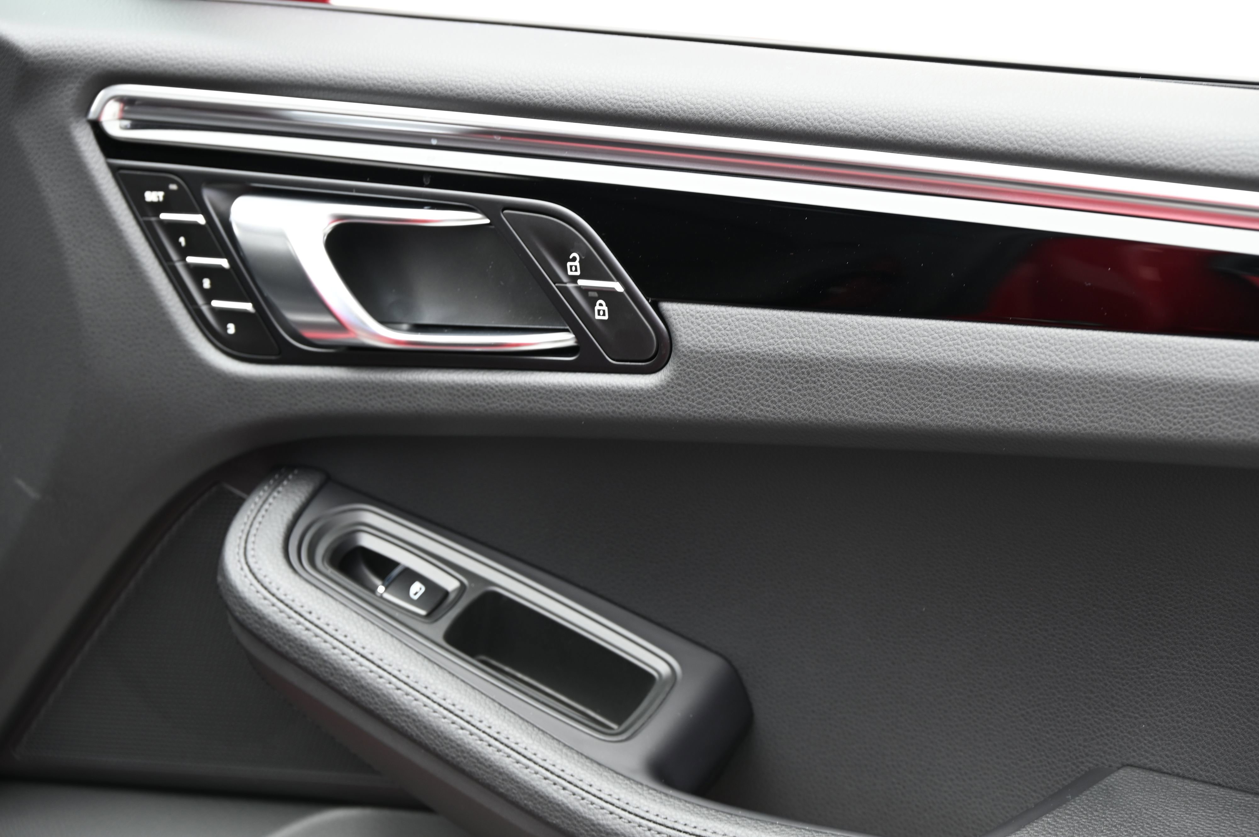 Used 2025 Porsche Macan image 28