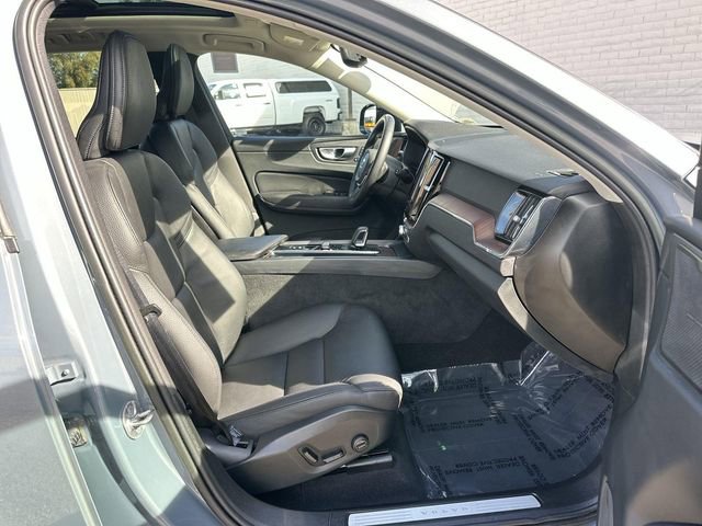 Used 2023 Volvo XC60 B5 Plus image 28