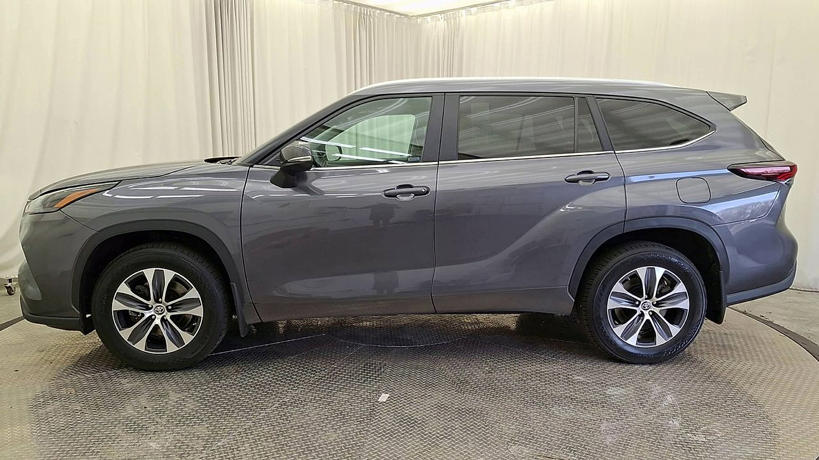 Certified 2024 Toyota Highlander XLE image 8