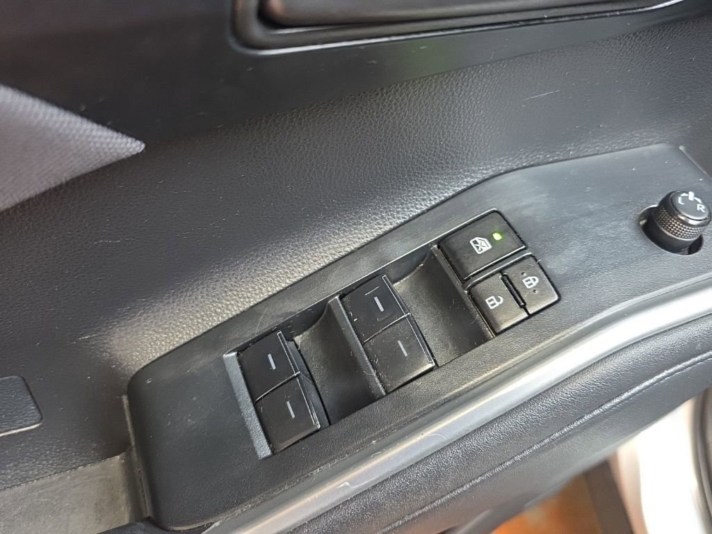 Used 2023 Toyota Highlander LE image 24