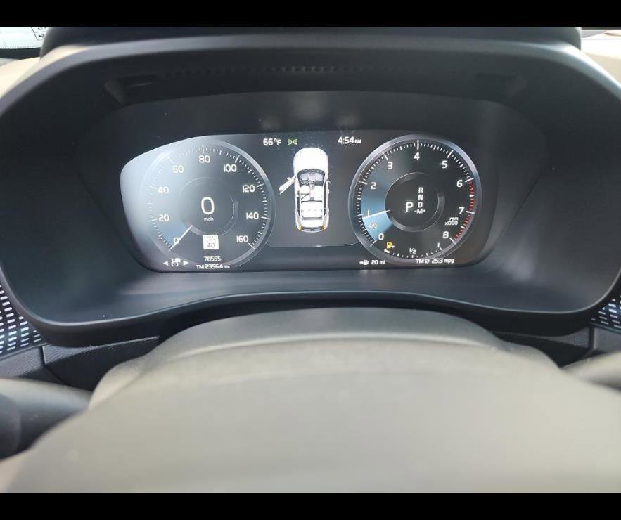 Used 2019 Volvo XC40 T4 R-Design image 6