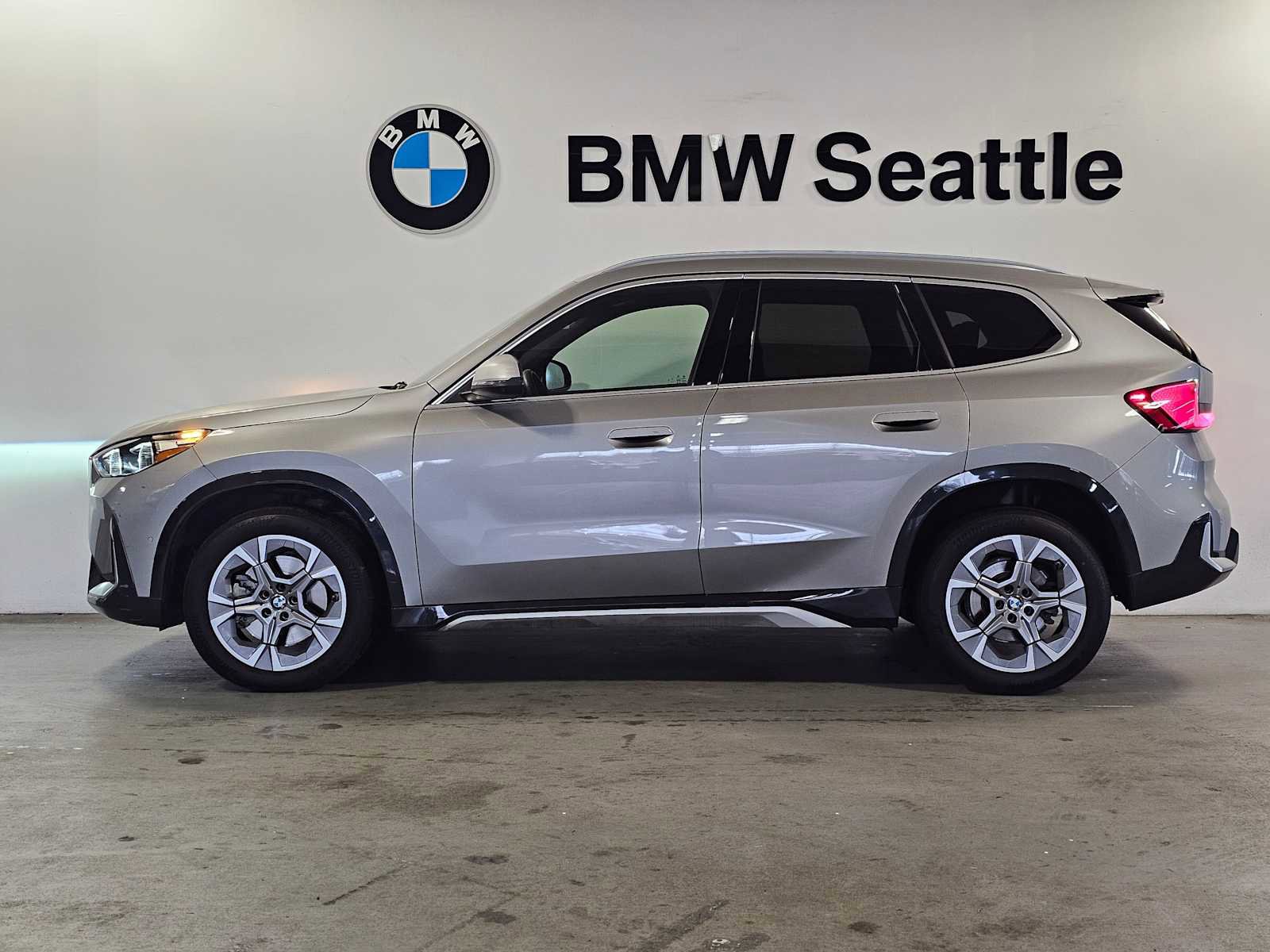 Used 2023 BMW X1 xDrive28i w/ Premium Package image 3