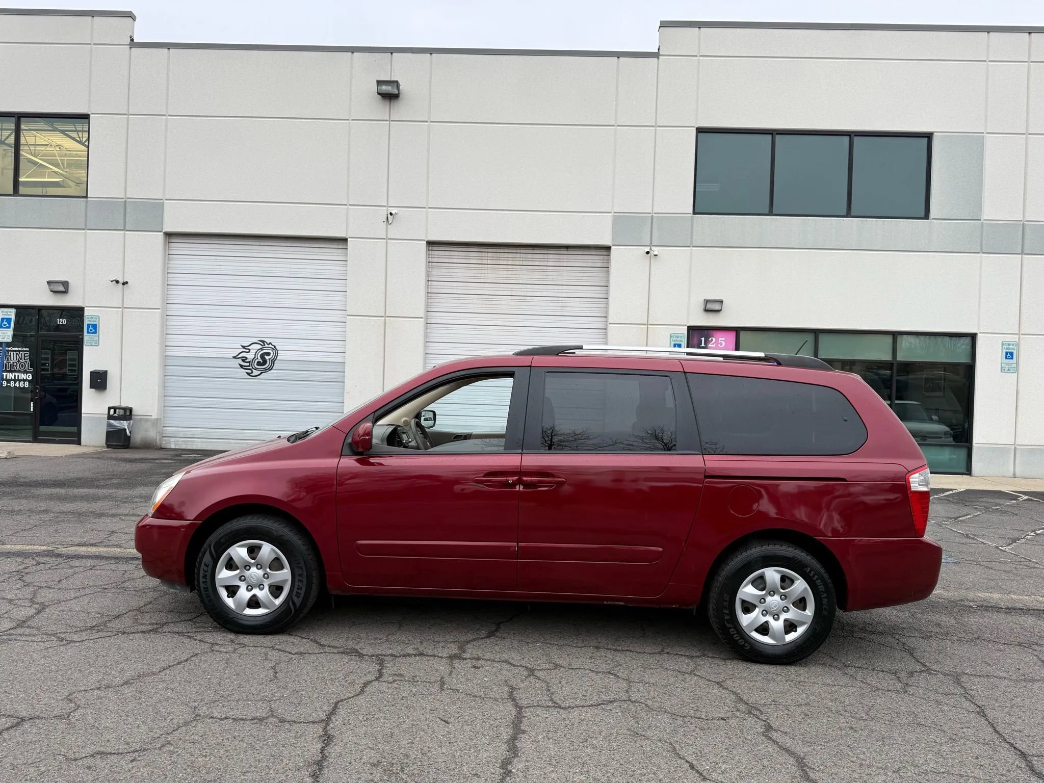 Used 2010 Kia Sedona LX w/ PWR Pkg image 9