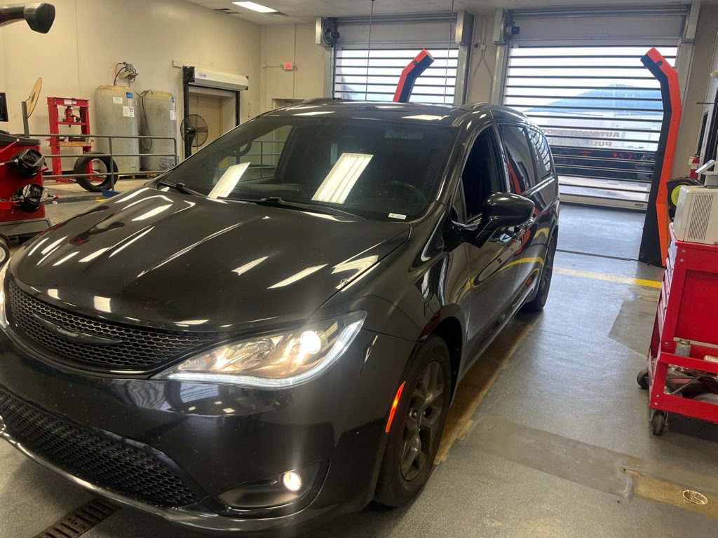 Used 2018 Chrysler Pacifica Touring-L w/ S Appearance Package FWD image 2