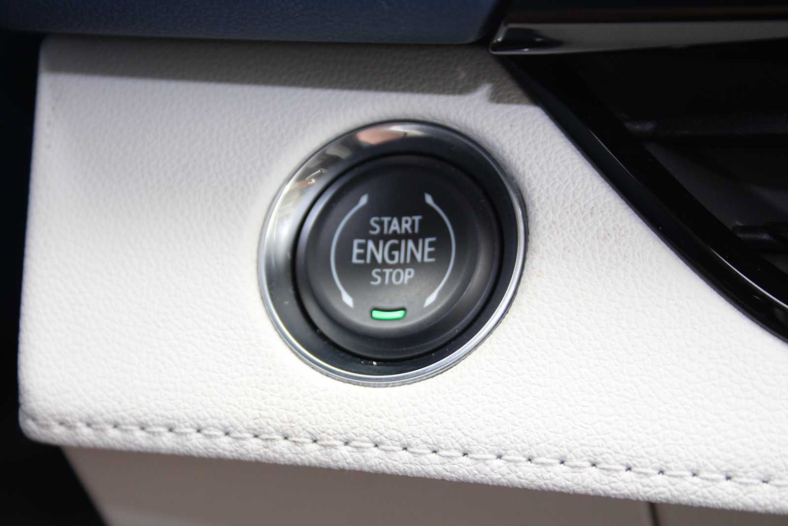 Used 2025 Buick Enclave Avenir AWD/4WD image 46