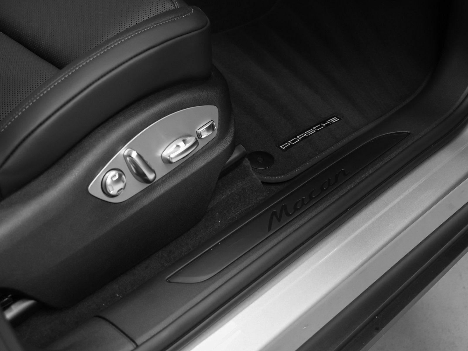 Certified 2026 Porsche Macan image 20