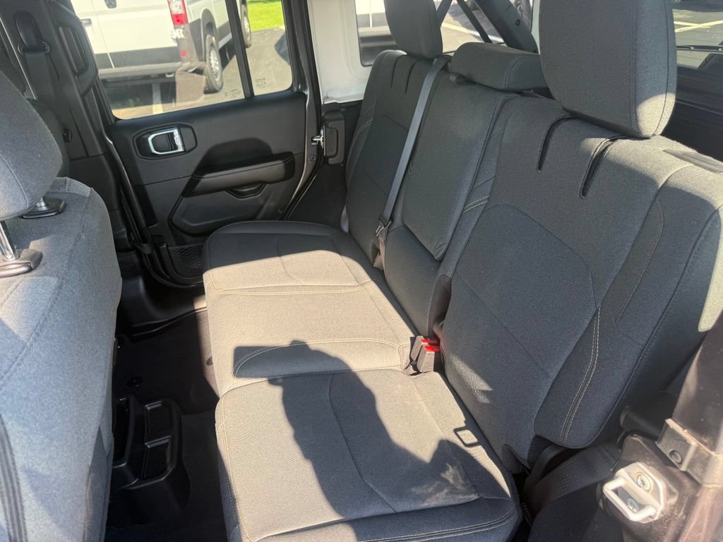 Used 2025 Jeep Wrangler Unlimited Sahara AWD/4WD image 39