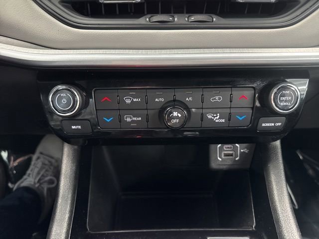 Used 2025 Jeep Compass Limited image 40