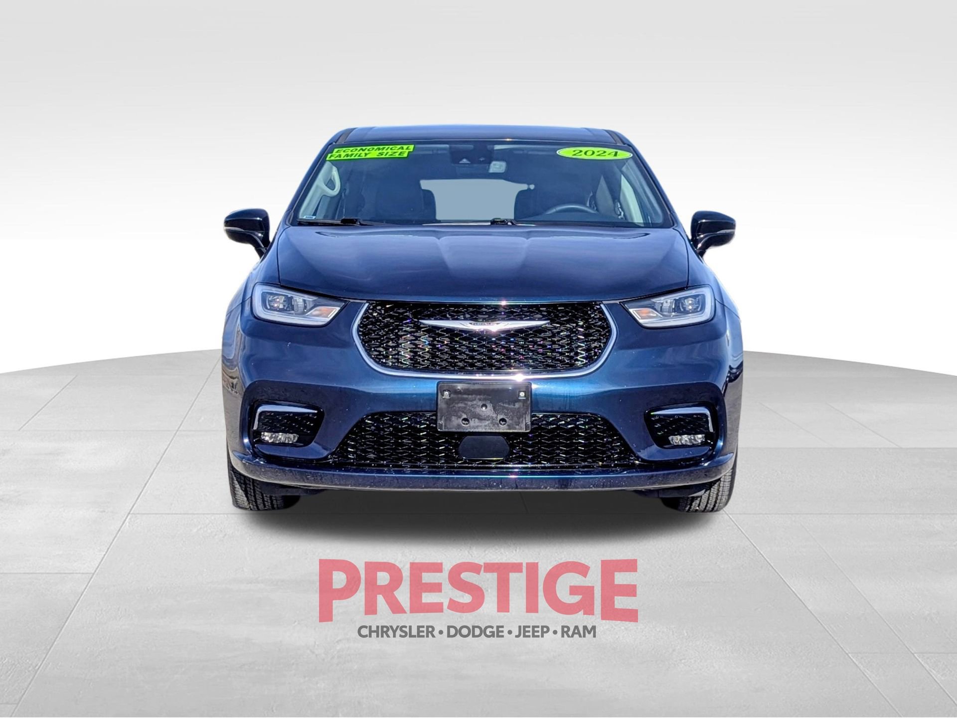 Used 2024 Chrysler Pacifica Select image 3