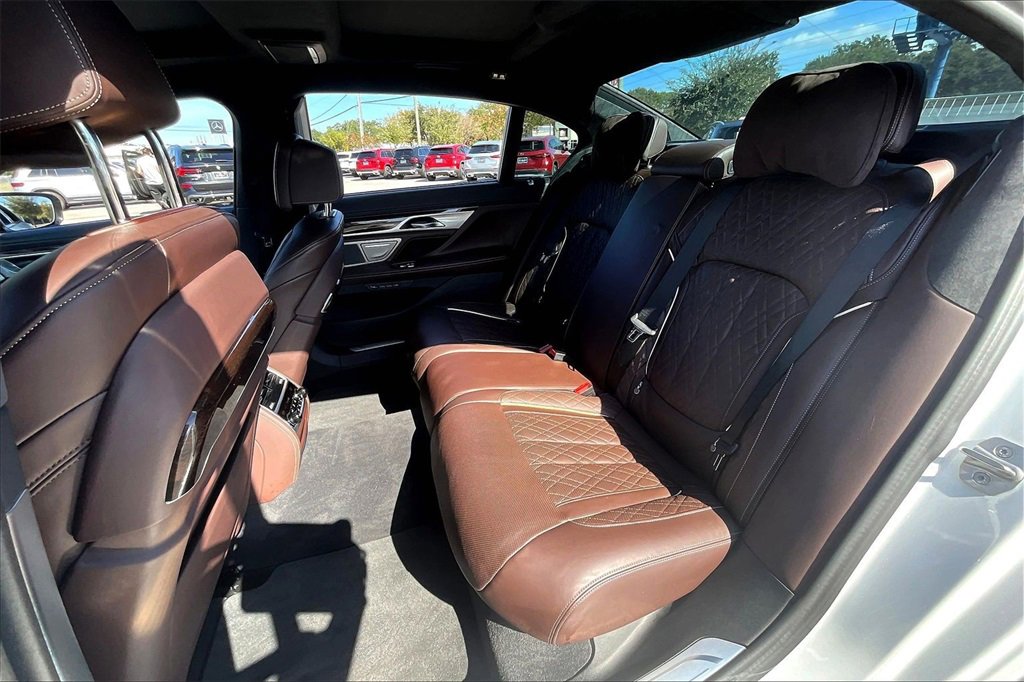 Used 2022 BMW 750i xDrive w/ Luxury Rear Seating Package image 19