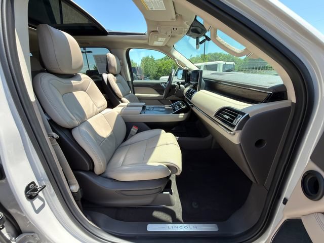 Used 2024 Lincoln Navigator Premiere AWD/4WD image 15