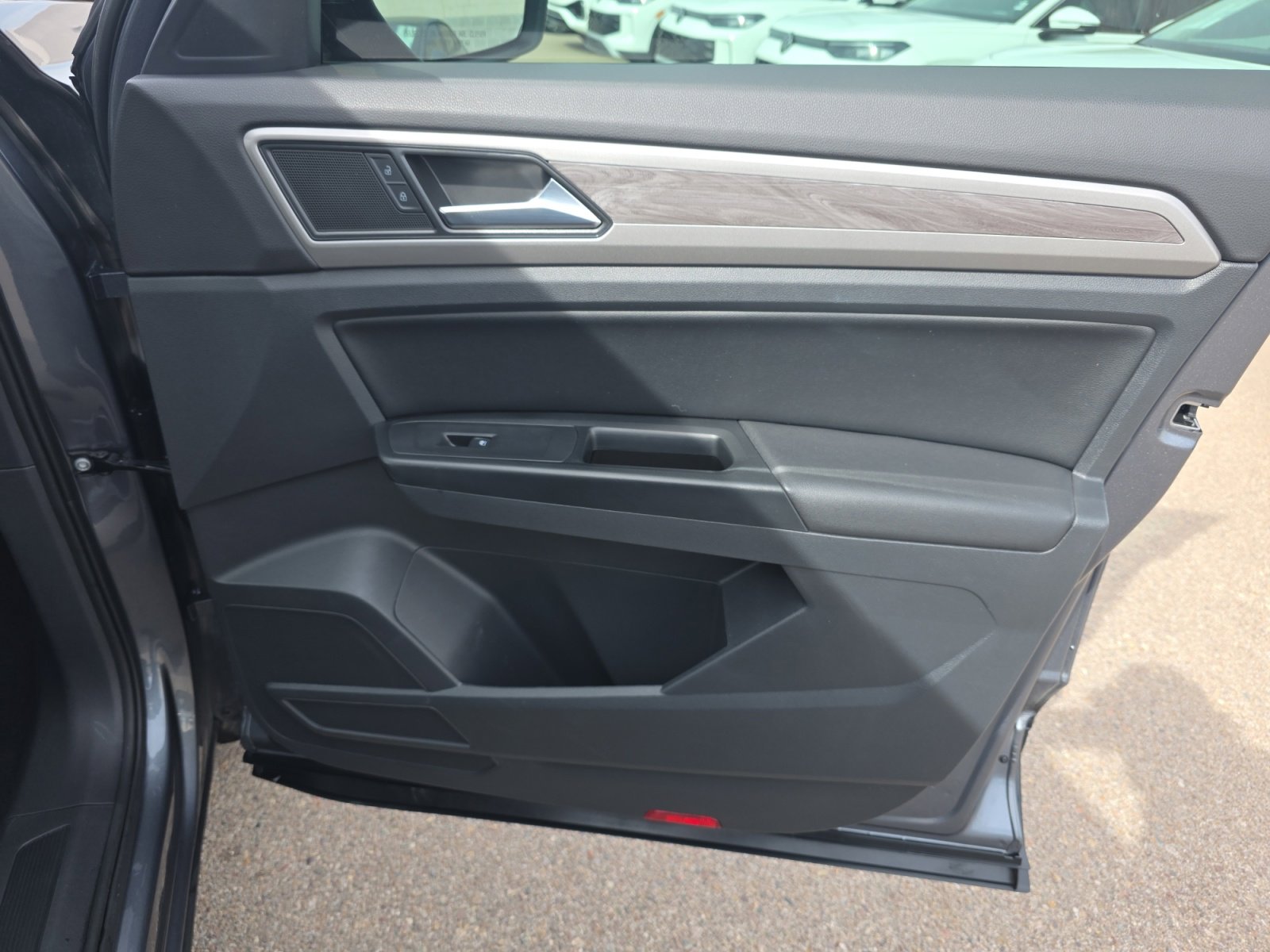 Used 2020 Volkswagen Atlas Cross Sport SE w/ Panoramic Sunroof Package image 16