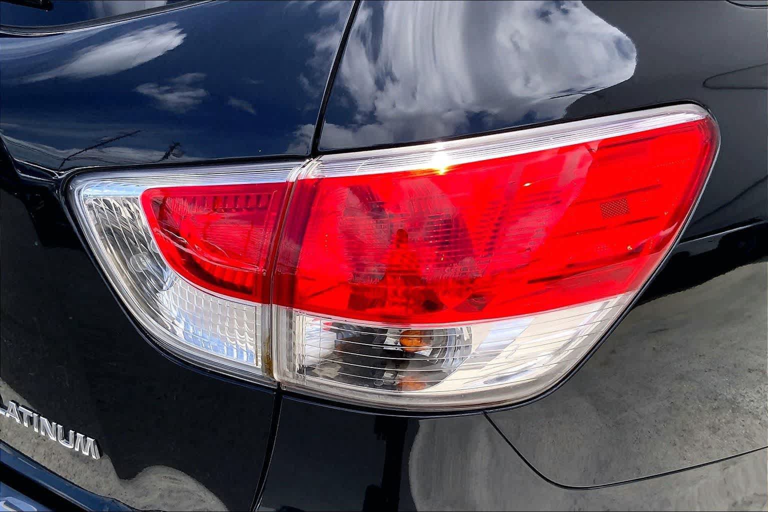 Used 2015 Nissan Pathfinder Platinum w/ Family Entertainment Package FWD image 32