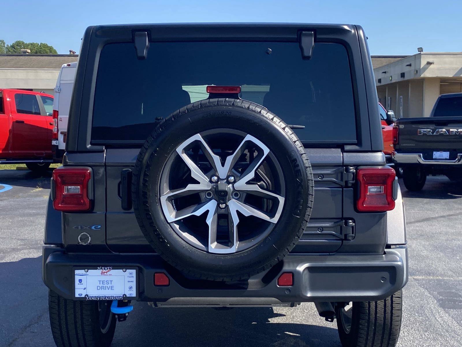 Used 2024 Jeep Wrangler Unlimited w/ Convenience Group AWD/4WD image 4