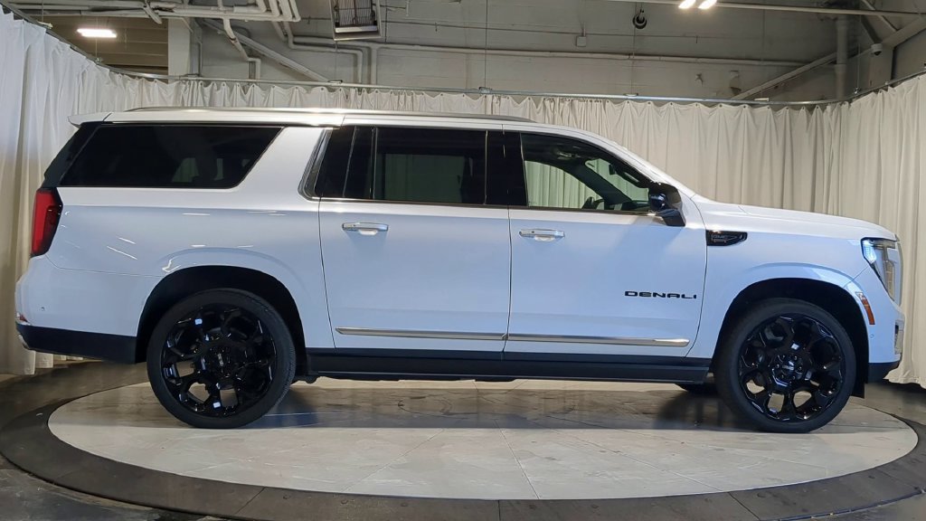 Used 2026 GMC Yukon XL Denali w/ Denali Reserve Package AWD/4WD image 11
