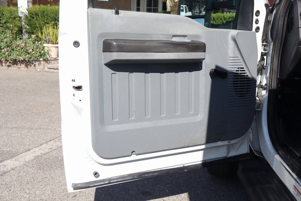 Used 2016 Ford F550 2WD Regular Cab Super Duty image 18