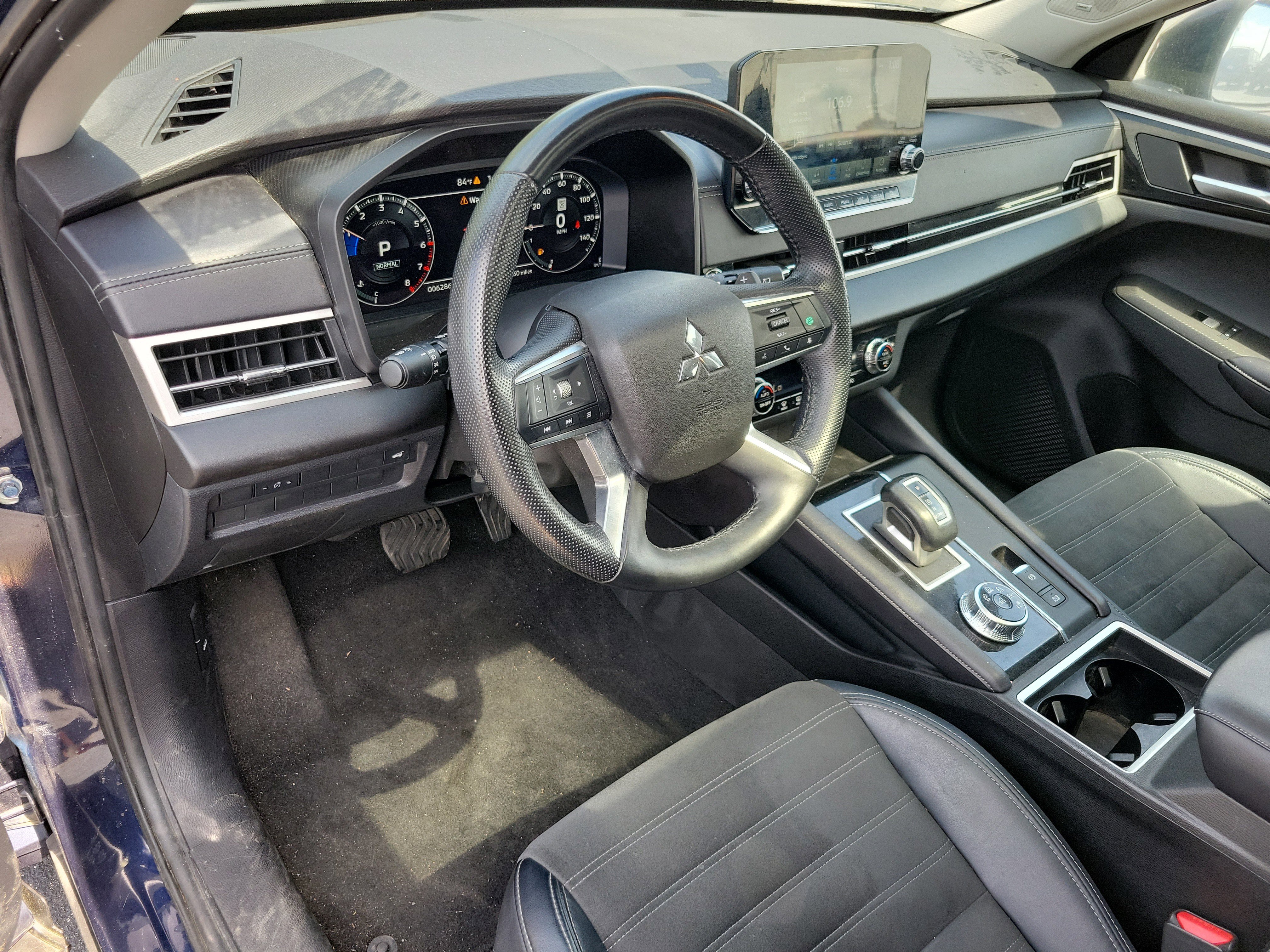 Used 2024 Mitsubishi Outlander SE image 3