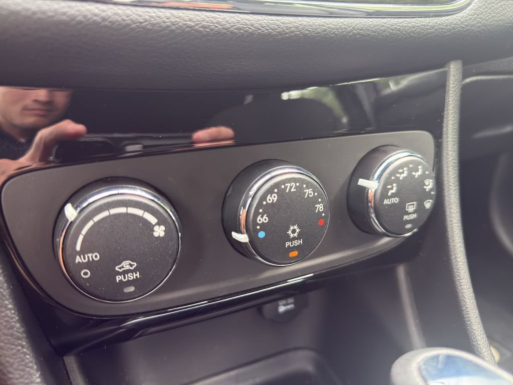 Used 2013 Chrysler 200 Touring FWD image 19