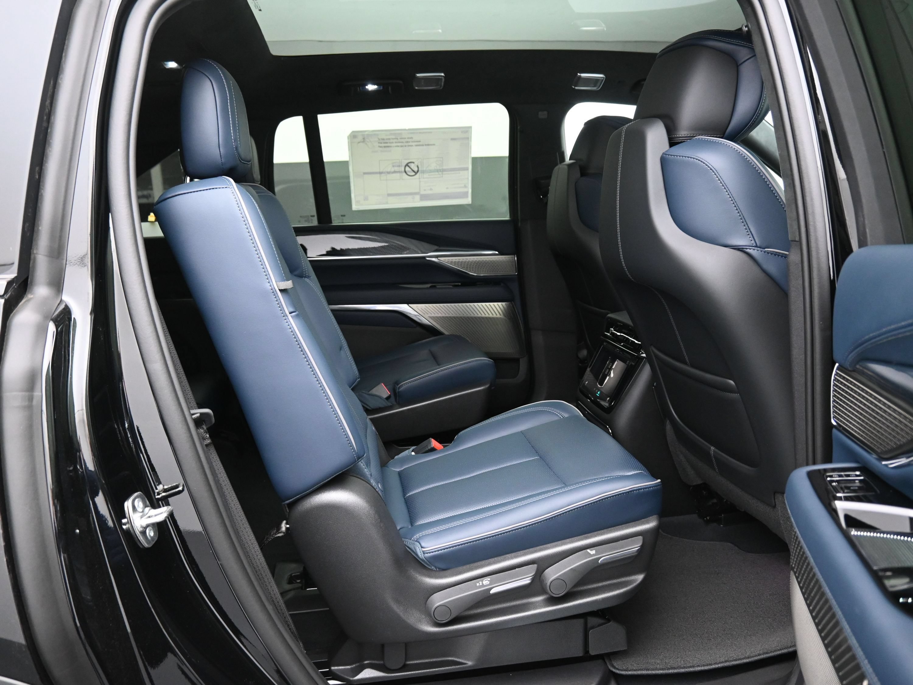 New 2025 Cadillac Escalade IQ Luxury 2 AWD/4WD image 12