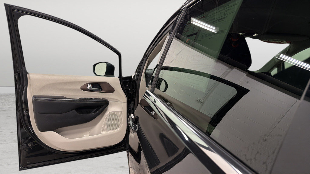 Used 2023 Chrysler Voyager LX FWD image 14