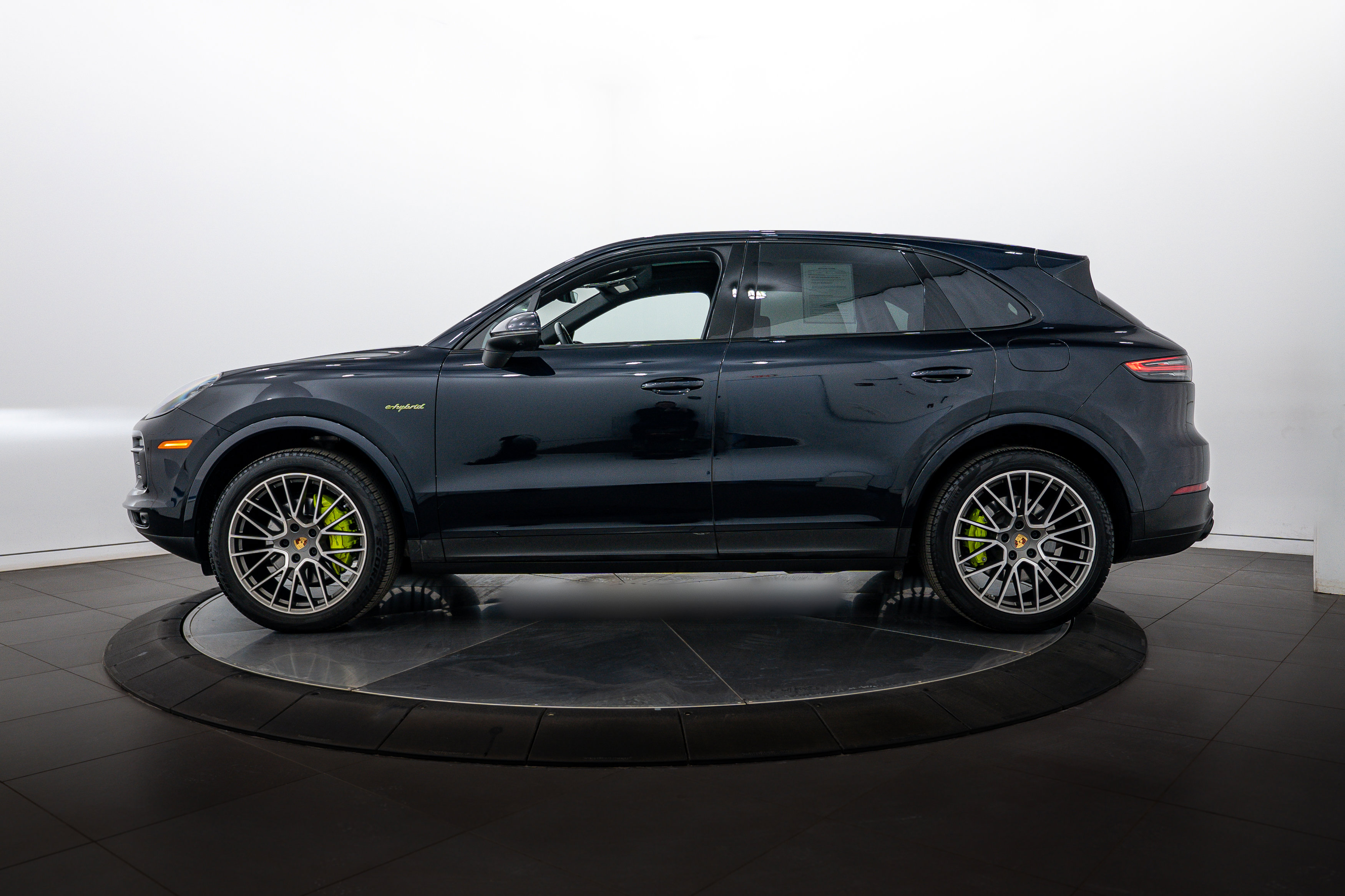 Certified 2023 Porsche Cayenne Platinum Edition image 2