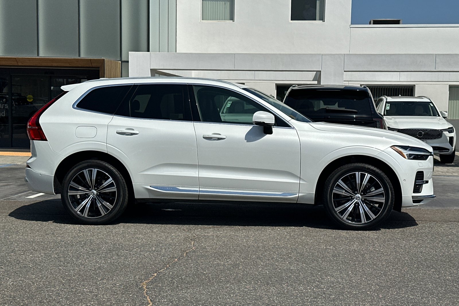 Certified 2023 Volvo XC60 T8 Plus AWD/4WD image 3