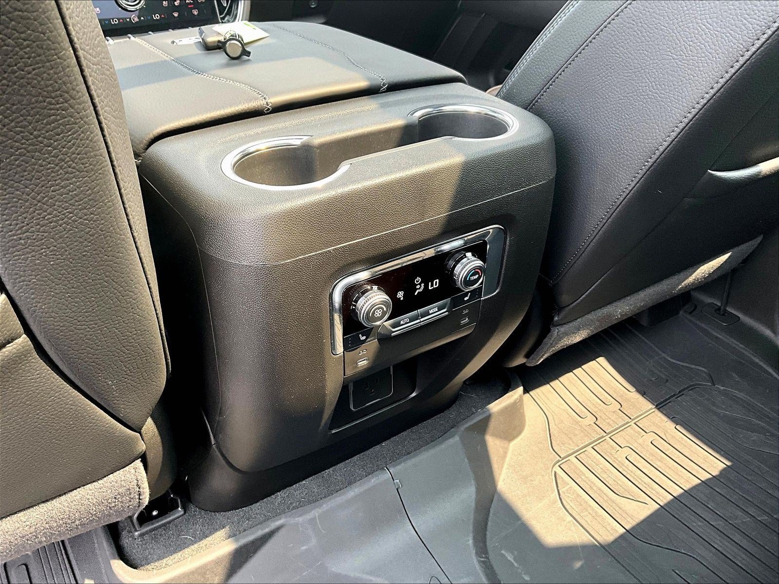Used 2026 GMC Yukon Denali w/ Sun & Power Step Package AWD/4WD image 10