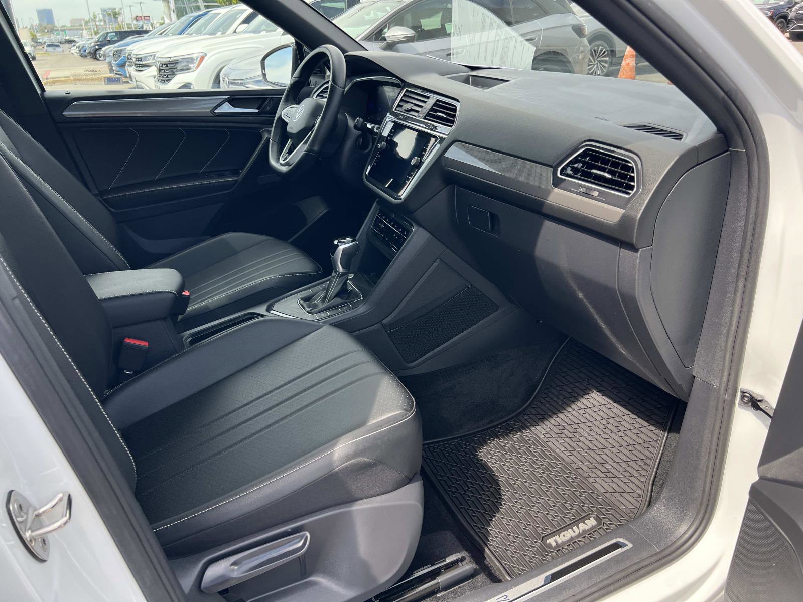 Used 2023 Volkswagen Tiguan SE R-Line image 31