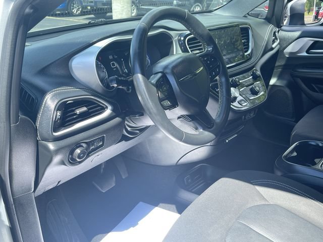 Used 2023 Chrysler Pacifica Touring FWD image 10