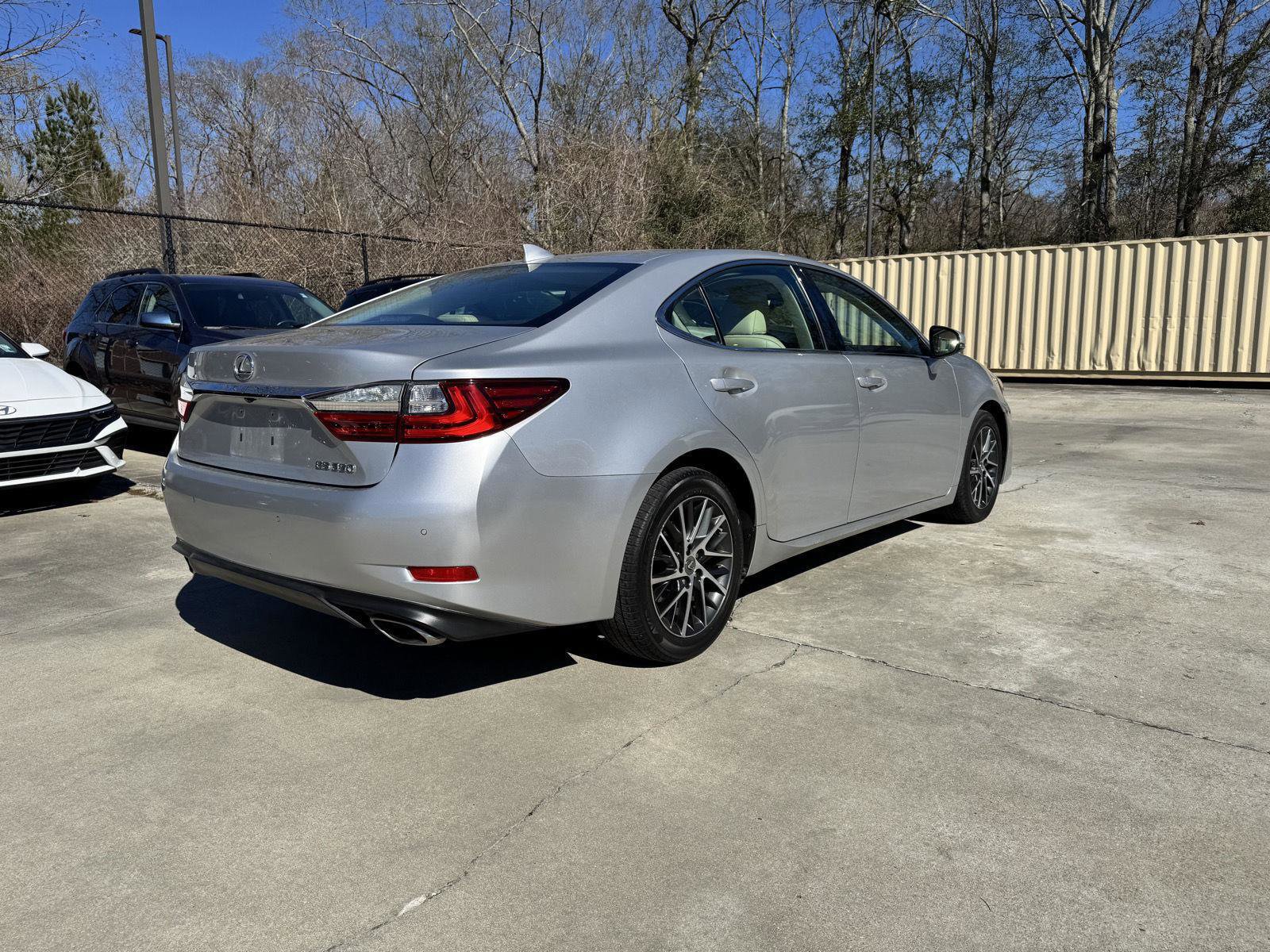 Used 2018 Lexus ES 350 w/ Luxury Package w/Wood Trim image 25