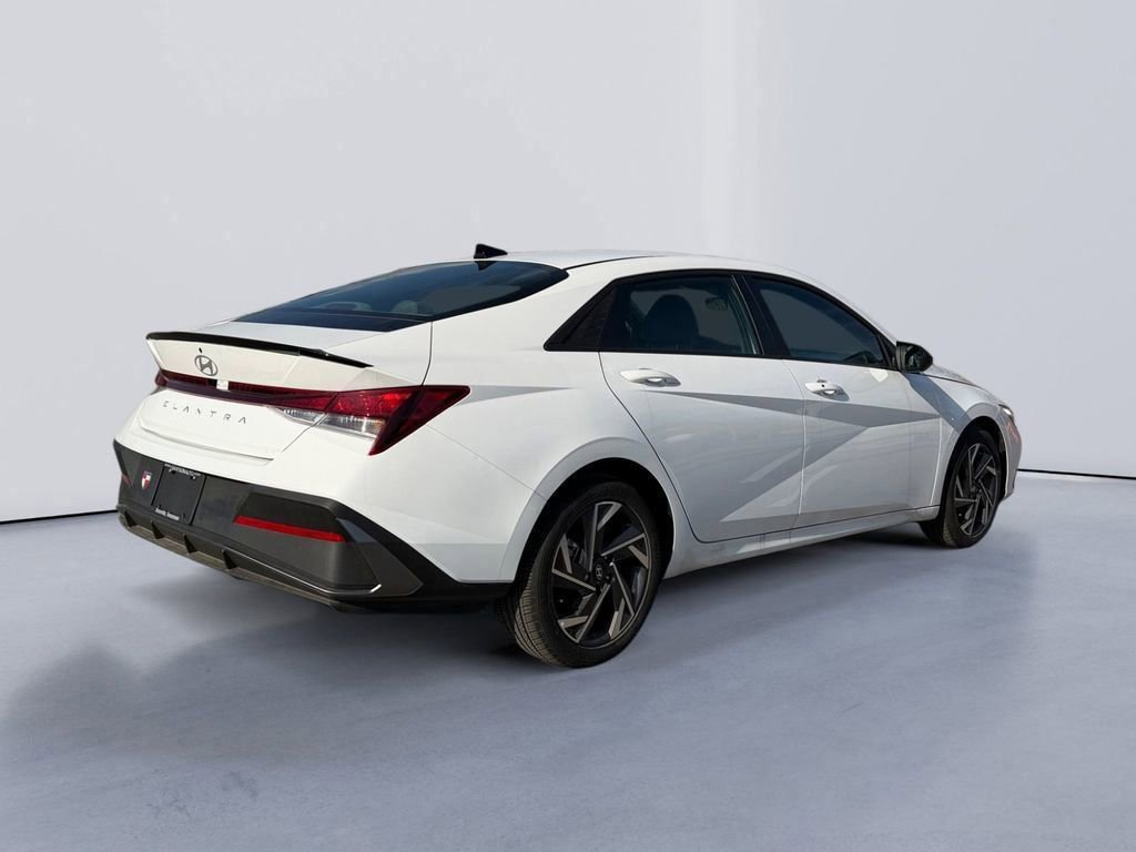 Used 2025 Hyundai Elantra Sport image 3