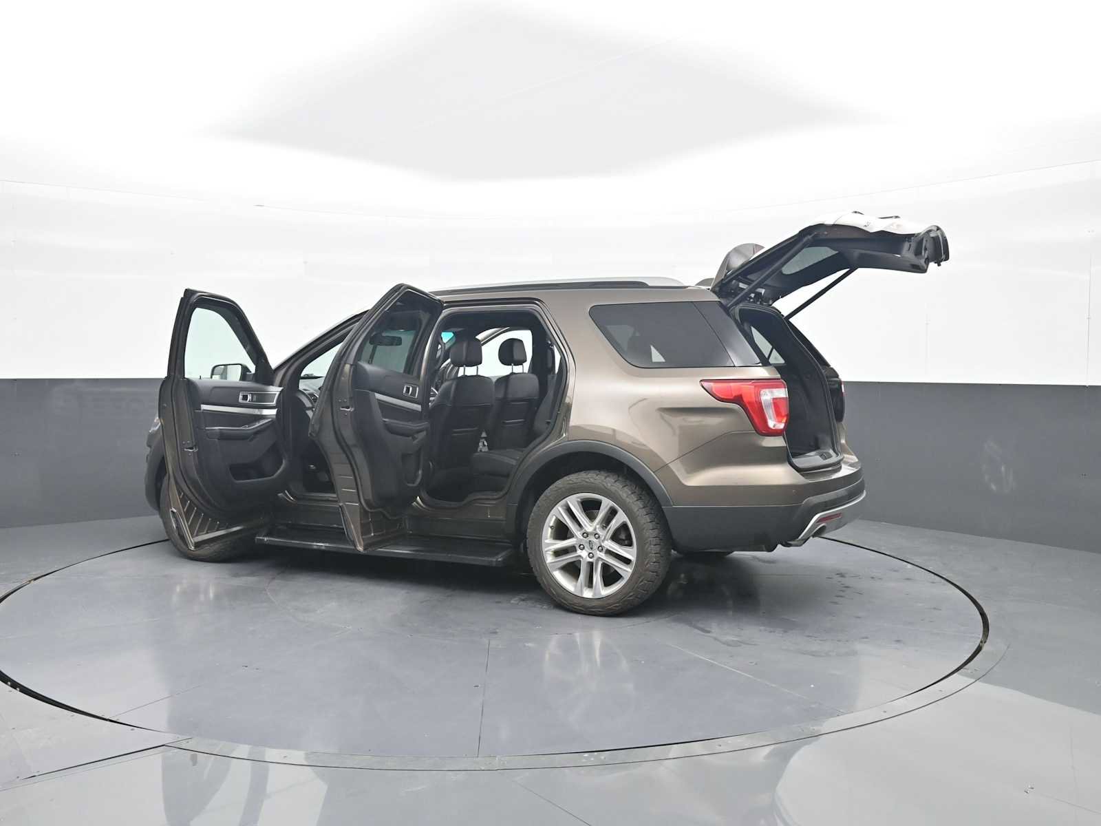 Used 2016 Ford Explorer XLT w/ Equipment Group 202A AWD/4WD image 46